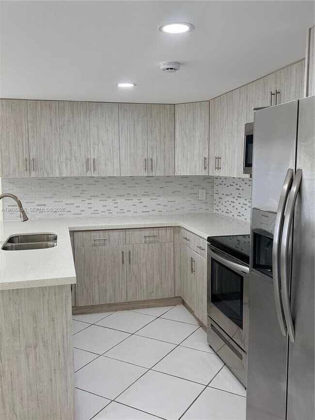 Building Photo - 4705 SW 62nd Ave