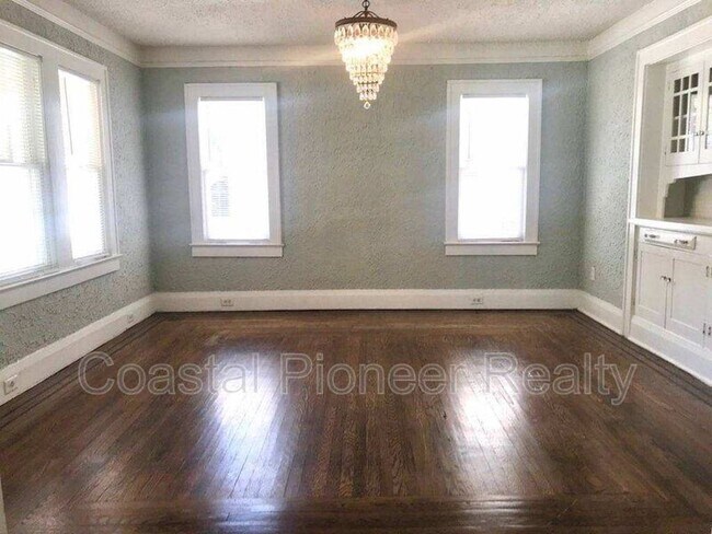 Building Photo - 108 W Hanna Ave