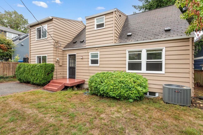Building Photo - Nice 4-bed, 2-bath single-family home near...