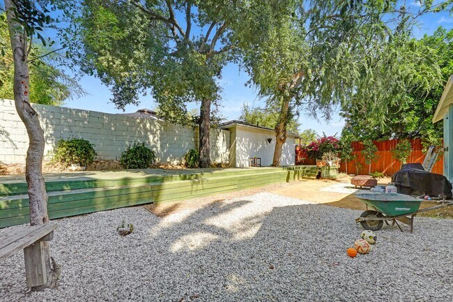 Building Photo - Charming Pasadena Duplex – Upstairs Unit