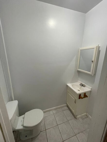 1855 Apt 1: Bathroom - 1855 N Willington St