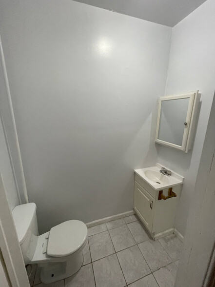 Bathroom - 1855 N Willington St