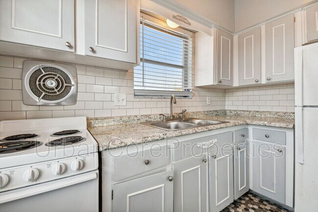 Building Photo - 321 24th Ave N