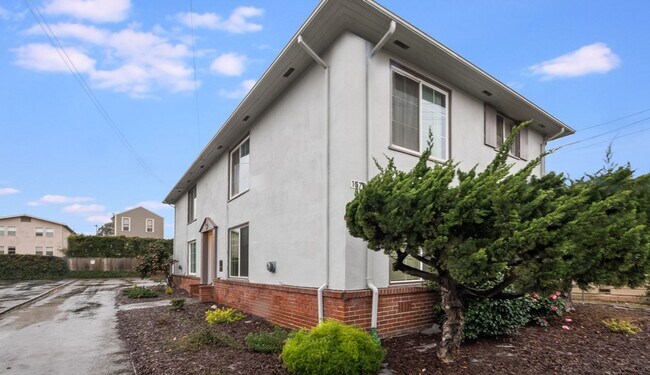 Building Photo - 1570 Buena Vista Ave