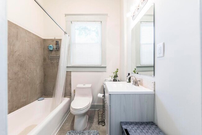 Building Photo - 1475 3rd St