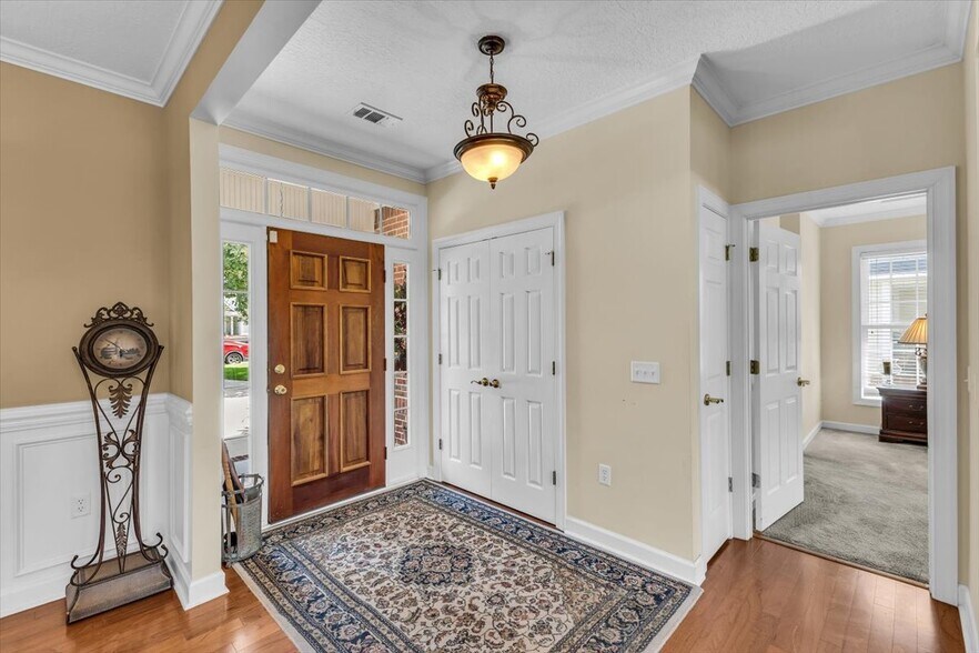 Building Photo - 109 Southernwood Pl