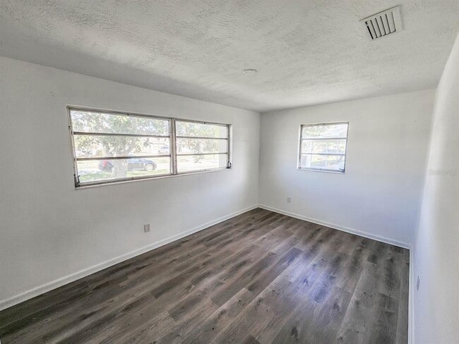 Building Photo - 995 Barclay Dr