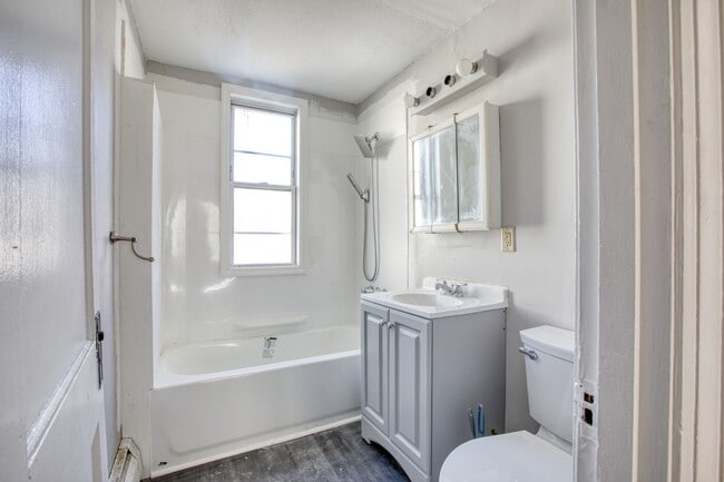 Building Photo - Newly Remodeled Spacious 3 Bedroom Apartment