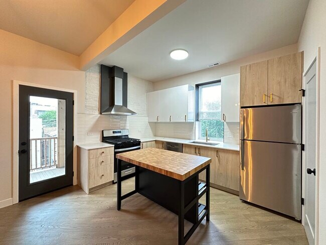 Building Photo - 841 N Mozart St