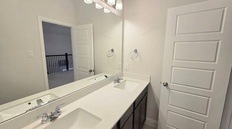 Building Photo - 3029 Hollybrook Ln