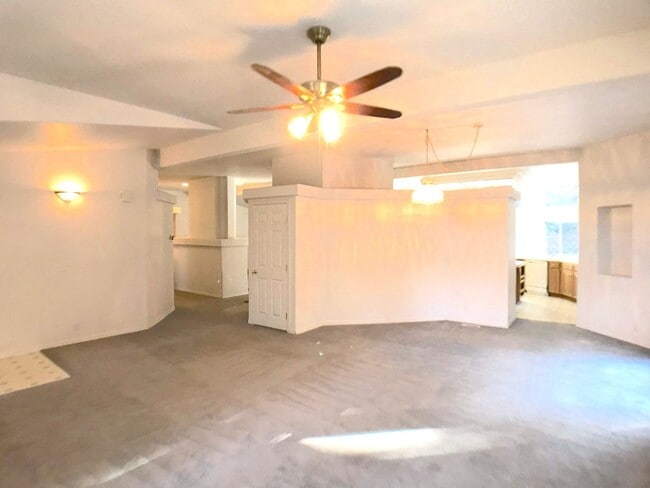 Building Photo - Jemez Mountains 3 bedroom with an open layout and large living areas and kitchen.