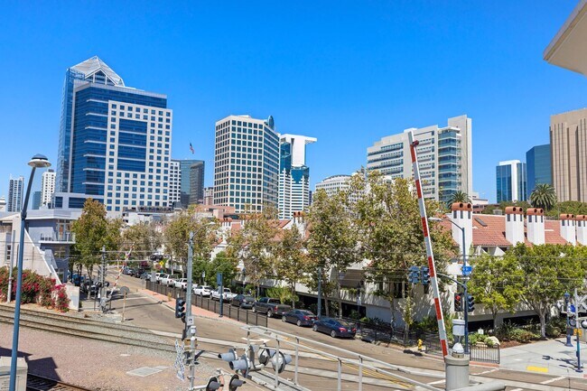 Building Photo - Stunning Marina District 2 Bedroom + a Lof...