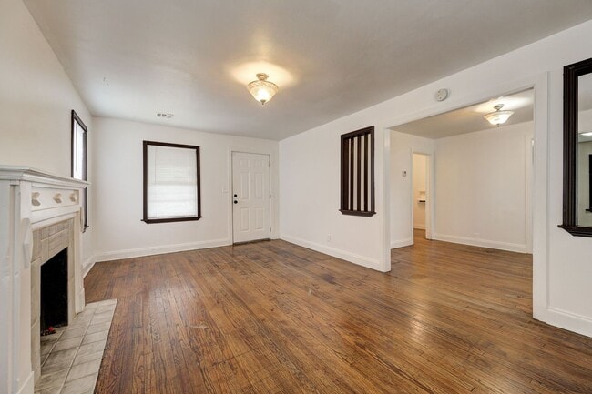 Building Photo - Cozy 2BD/1BTH Home Move In Ready Minutes f...