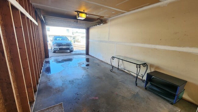 Building Photo - 2 Bedroom, 1 1/2 Bathrooms With Attached Garage! Available May 1st!