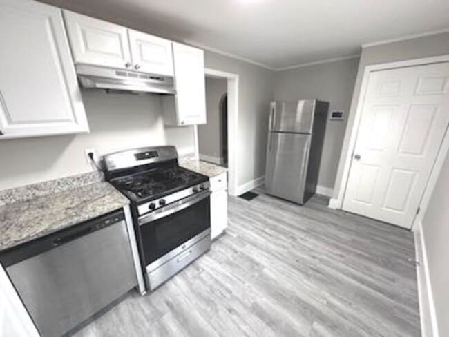 Building Photo - 1049 S Sheffield Ave