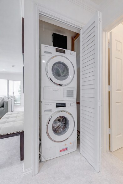 Building Photo - 516 San Vicente Blvd