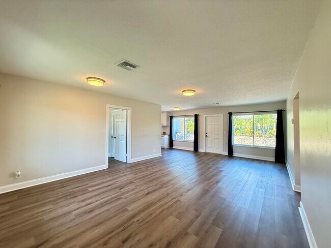 Building Photo - 1615 Crest Dr
