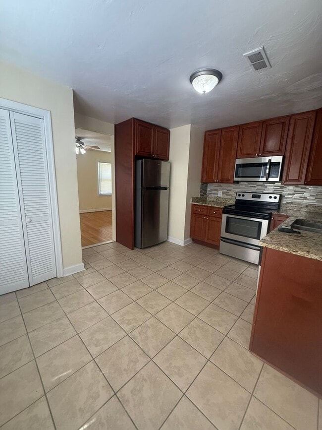 Building Photo - Cozy 2 Bed home Available Now!