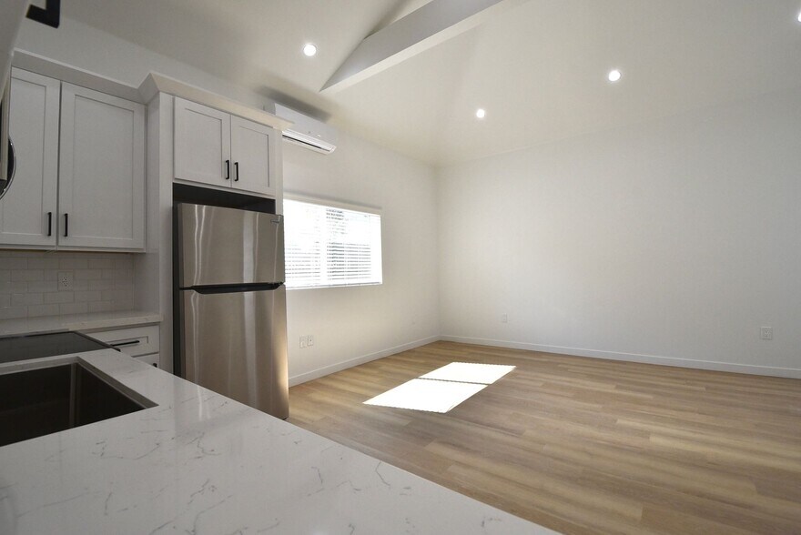 Building Photo - 4751 Kraft Ave