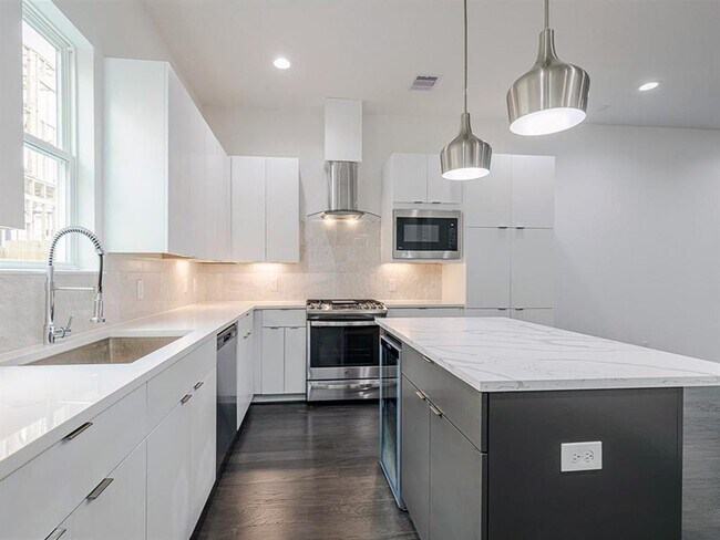 Building Photo - 2531 Hollister St