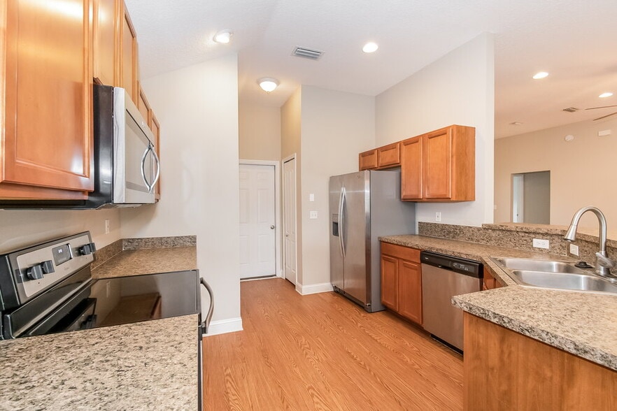 Building Photo - 12099 Hayden Lakes Cir