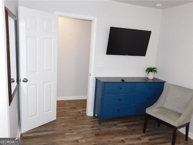 Building Photo - 213 Claire Dr SE