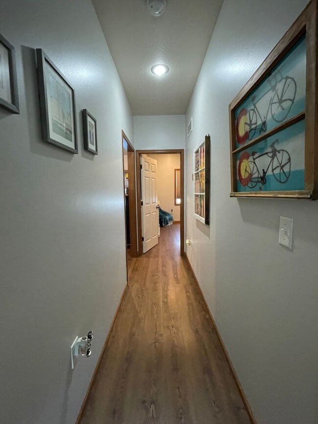 Building Photo - 825 Locharno Dr