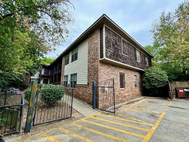 Primary Photo - 1355 Oakland Ave