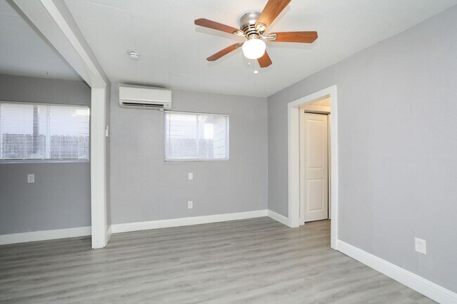 Building Photo - For Lease-Housing Vouchers Accepted | 2 Bed, 1 Bath | 800 Sq Ft | Sunnyside Place Community |