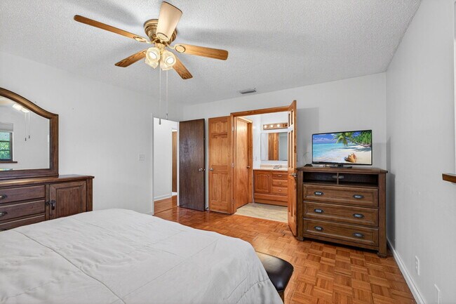 Building Photo - 6012 Hickory Dr