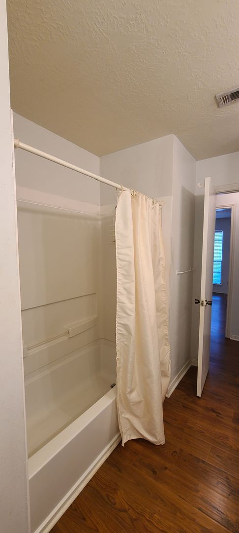 Building Photo - 2 Bedroom 1 Bath Available