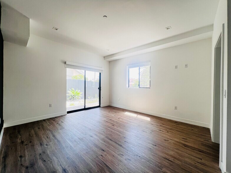 Building Photo - 4576 Oakwood Ave