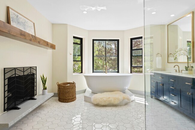 Building Photo - 205 Loop Dr