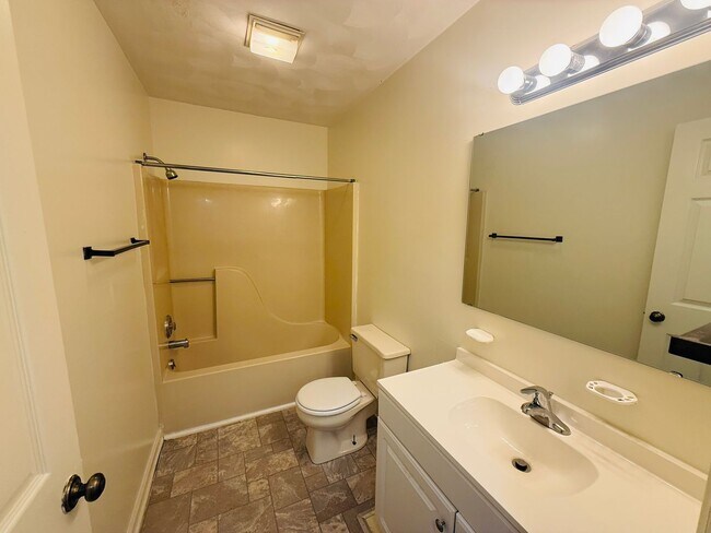Building Photo - 882 Patrick Henry Dr