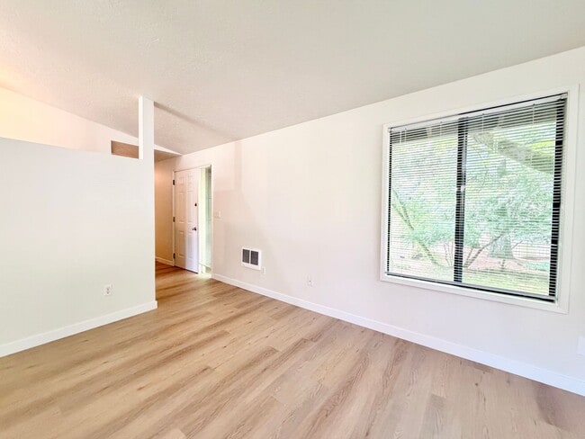 Building Photo - Lake Oswego 2 Bedroom Condo with $500 Move-In Incentive – Utilities Included!