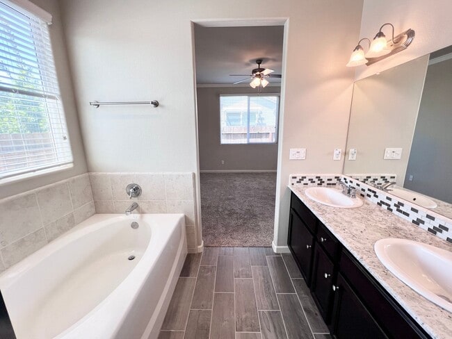 Building Photo - $2,400 Ashlan & Leonard, 3 Bedroom Home - ...