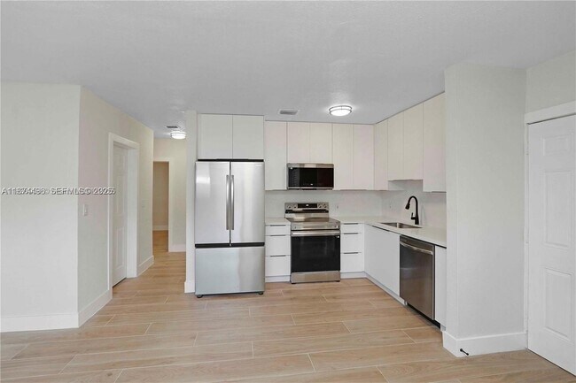 Building Photo - 990 NE 159th St