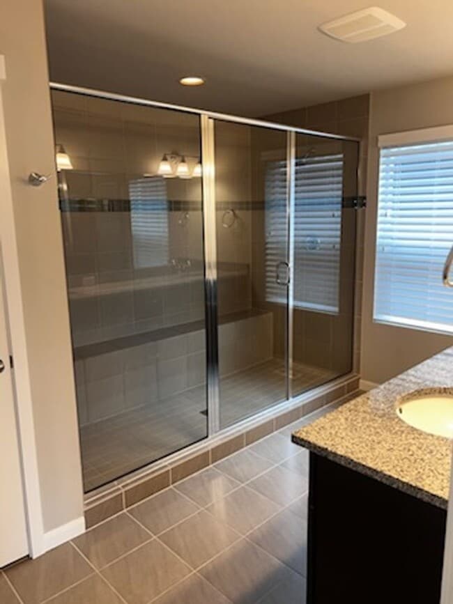 Building Photo - 5 Bedroom plus a Bonus Room in Gig Harbor