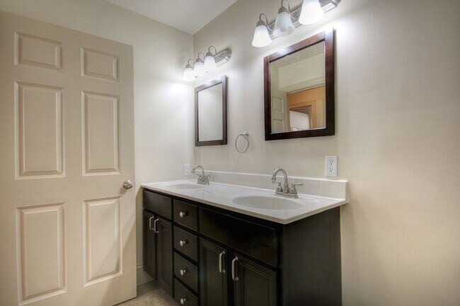 Building Photo - 10 E Main St