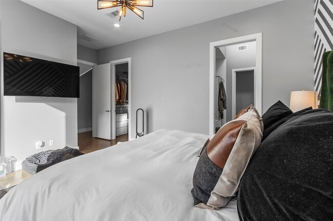 Building Photo - 2104 Dennis St