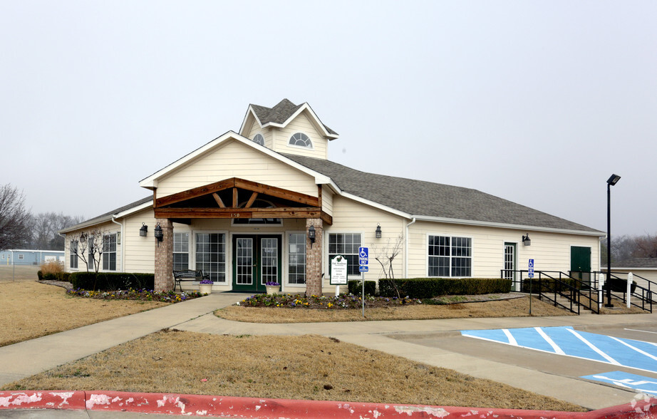 Primary Photo - Oak Meadows Townhomes