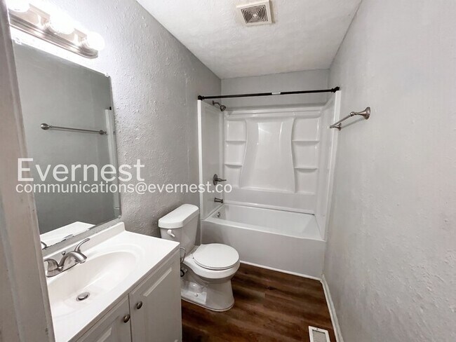 Building Photo - 3Bed/2Bath/Available Now!