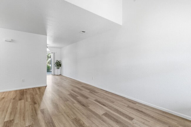 Building Photo - 802 Waterglen Dr