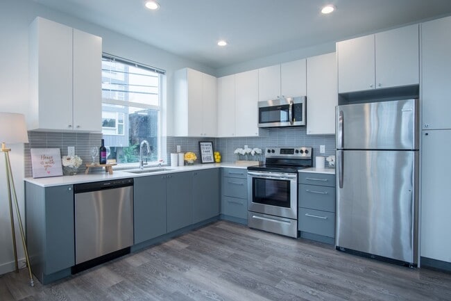 Building Photo - Modern 3BR/2BA Townhouse with Rooftop View...