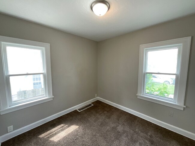 Building Photo - 9613 Sladden Ave