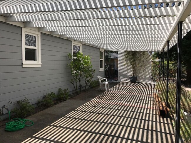 Building Photo - Beautiful updated single level S. Walnut Creek home with large yard