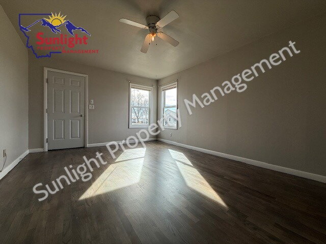 Building Photo - 2 Bed 1 Bath Apartment