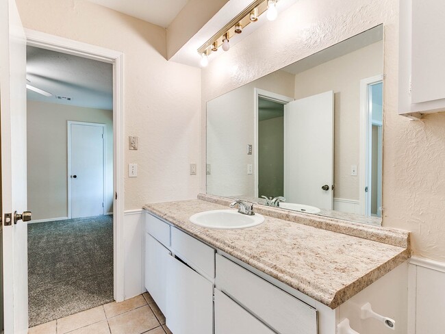 Building Photo - Just remodeled Duplex Home