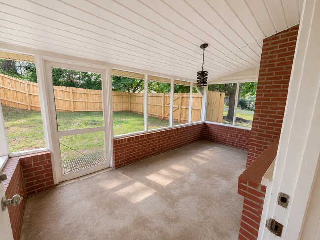 Building Photo - 1004 Blanton Pl