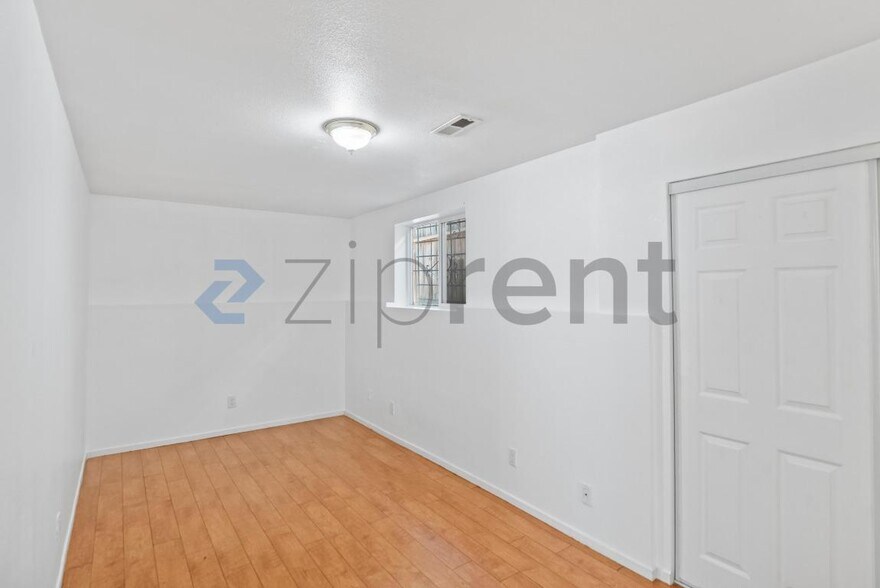 Building Photo - Unit